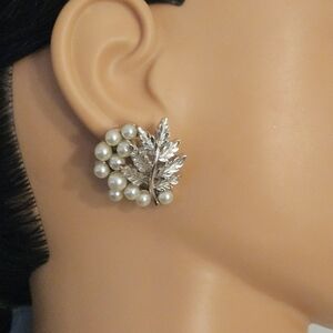 Vintage Crown Trifari Pearl Earrings